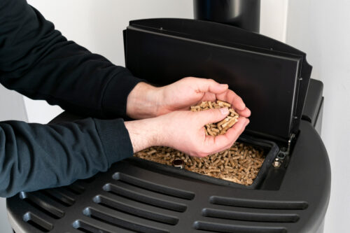 ¿Cuánto gasta una estufa de pellets al mes? Costes y consumo