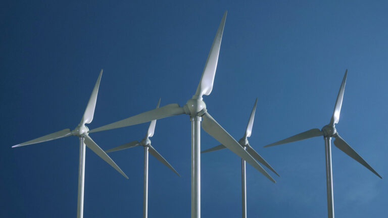 Aerogeneradores sobre un cielo azul